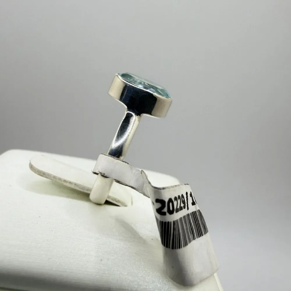 NWT 8x10.5mm oval‎ cut faceted blue topaz solitaire ring in sterling silver!
